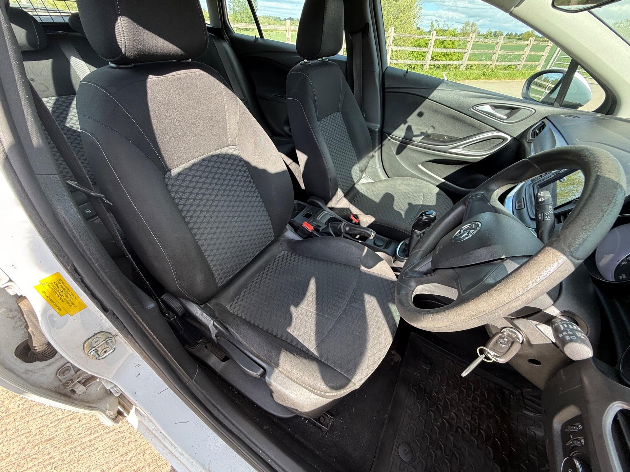 Vauxhall Astra 1.6 CDTi Tech Line Sports Tourer Euro 6 (s/s) 5dr — photo 89 of 104